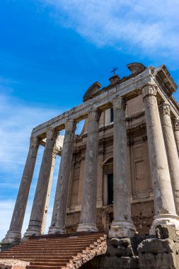 Roma, İtalya - 24 Haziran 2018: Roma 'daki Palatine Hills, Roma Forumu' ndaki Antoninus ve Faustina Tapınağının antik kalıntıları