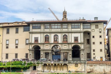 Floransa, İtalya - 25 Haziran 2018: Floransa, İtalya 'daki Arno nehri üzerindeki Uffizi Galerisi