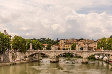 Roma, İtalya - 23 Haziran 2018: Roma, İtalya 'da Tiber Nehri üzerindeki köprü
