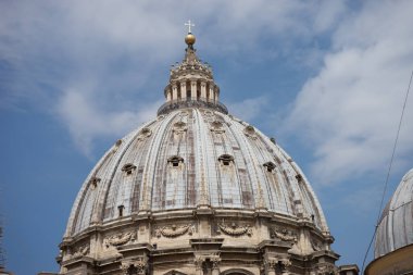 Vatikan Şehri, İtalya - 23 Haziran 2018: Aziz Peter Bazilikası 'nın Kubbe' ye doğru yürürken tepeden görünüşü