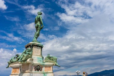 Florence, İtalya - 25 Haziran 2018: Michelangelo David 'in Floransa' daki Piazzale Michelangelo Meydanı 'ndaki heykelinin turistleri