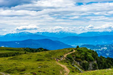 Seiser Alm, İtalya - 29 Haziran 2018: Seiser Alm 'i Sassolungo Langkofel Dolomite, Alpe Di Siusi ile birlikte gören turistler