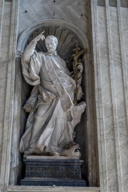 Vatikan Şehri, İtalya - 23 Haziran 2018: Aziz Peter Bazilikası 'nın iç kısımlarında Aziz Peter Meydanı' nda aziz ve melek olan beyaz mermer heykel Vatikan Şehri 'nde