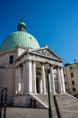 Venedik, İtalya - 30 Haziran 2018: San Simeone Piccolo (San Simeone e Giuda olarak da bilinir), İtalya 'nın Venedik kentinde Santa Croce şehrinde yer alan bir kilisedir..