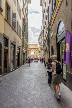 Floransa, İtalya - 25 Haziran 2018: Floransa, İtalya 'nın dar sokaklarında yürüyen turistler