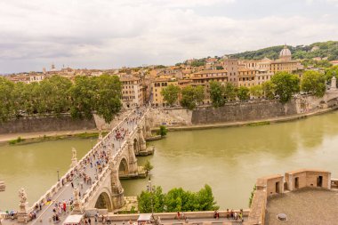 Roma, İtalya - 23 Haziran 2018: Tiber nehri ve köprüsü ile Roma şehri Hadrian Anıtmezarı Castel Sant Angelo 'dan izlendi