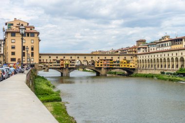 Floransa, İtalya - 25 Haziran 2018: Floransa, İtalya 'daki Arno Nehri üzerindeki Ponte Vecchio