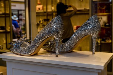 Venedik, İtalya - 01 Temmuz 2018: Jimmy Choo ayakkabıları Venedik, İtalya 'da sergileniyor