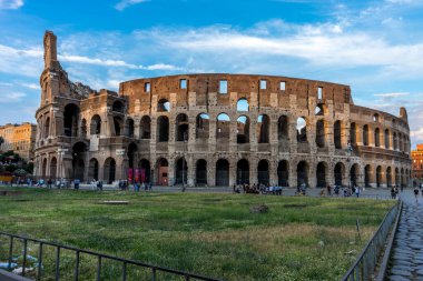 Roma, İtalya - 24 Haziran 2018: Flavian Amfitiyatrosu olarak da bilinen Büyük Roma Kolezyumu 'nda (Kolezyum, Colosseo) altın gün batımı. Ünlü dünya simgesi. Manzaralı şehir manzarası.