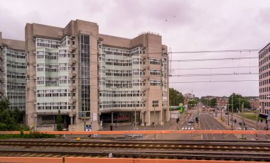 Den Haag, 22 Haziran 2018: Laan van NOI tren istasyonundan izlenen yüksek bina