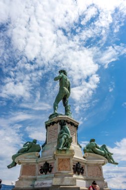 Florence, İtalya - 25 Haziran 2018: Michelangelo David 'in Floransa' daki Piazzale Michelangelo Meydanı 'ndaki heykelinin turistleri