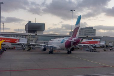 Amsterdam, Schiphol - 22 Haziran 2018: Eurowings uçağı Schiphol havaalanında