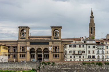 Floransa, İtalya - 25 Haziran 2018: Biblioteca Nazionale Merkezi Floransa, İtalya 'daki Arno Nehri' nin karşısında