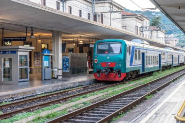 İtalya - 25 Haziran 2018: İtalya 'nın kenar mahallelerinde Trenitalia treni