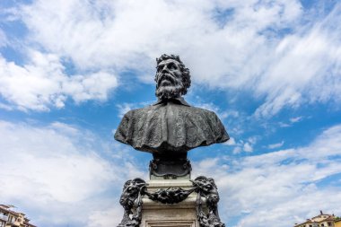 Florence, İtalya - 25 Haziran 2018: Raffaello Romanelli 'nin Benvenuto Cellini Anıtı, Ponte Vecchio, Floransa