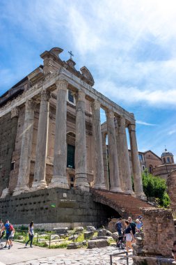 Roma, İtalya - 24 Haziran 2018: Roma 'daki Palatine Hills, Roma Forumu' ndaki Antoninus ve Faustina Tapınağının antik kalıntıları