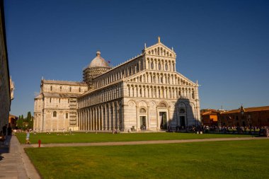 Pisa, İtalya - 25 Haziran 2018: İtalya 'nın Toskana kentindeki Camposanto mezarlığı Piazza del Miracoli Duomo Meydanı' ndaki eğimli sidik kulesi