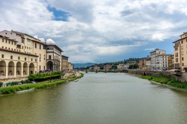 Floransa, İtalya - 25 Haziran 2018: Floransa, İtalya 'daki Arno Nehri üzerindeki Ponte alle Grazie