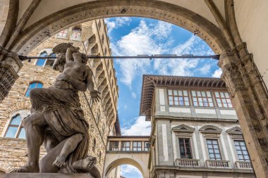 Florence, İtalya - 25 Haziran 2018: İtalya 'nın Floransa kentindeki Loggia dei Lanzi Piazza della Signoria' da Polyxena 'ya Tecavüz