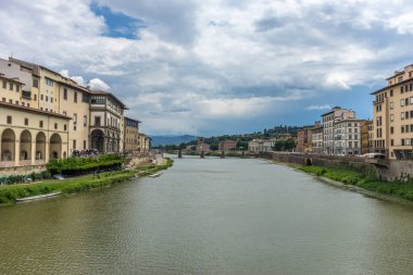 Floransa, İtalya - 25 Haziran 2018: Arno Nehri üzerindeki Floransa şehir ve kasaba manzarası, İtalya