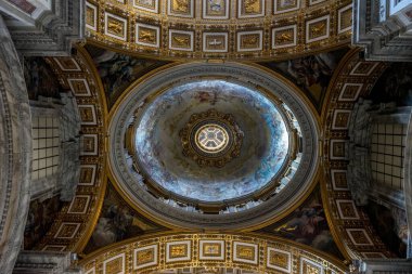 Vatikan Şehri, İtalya - 23 Haziran 2018: Vatikan 'da Aziz Peter Bazilikası' nın tavan kubbesindeki dekorasyon