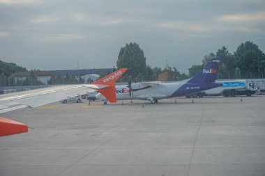 Venedik, İtalya - 01 Temmuz 2018: Fedex kolay jet uçağı Venedik, İtalya 'daki Marco Polo havaalanında