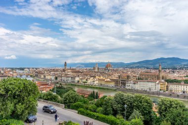 Floransa, İtalya - 25 Haziran 2018: Basilica Santa Croce ve San Niccolo şehir kapısı ve Duomo ve Ponte Vecchio ile Floransa 'nın panaromik manzarası (Michelangelo Meydanı) Piazzale Michelangelo' dan izlendi)