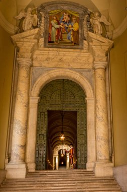 Vatikan Şehri, İtalya - 23 Haziran 2018: Vatikan şehrinde bir kapının önünde duran İsviçreli muhafız