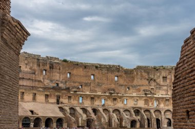 Roma, İtalya - 23 Haziran 2018: Roma Kolezyumu 'nun (Kolezyum, Colosseo) iç kesimi, Flavian Amfitiyatrosu olarak da bilinir. Ünlü dünya simgesi. Manzaralı şehir manzarası.