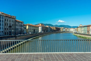 Pisa, İtalya - 25 Haziran 2018: Pisa, İtalya 'daki Arno Nehri üzerindeki köprü