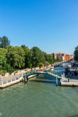 Venedik, İtalya - 30 Haziran 2018: İtalya 'daki büyük kanal boyunca Venedik' in şehir ve kasaba manzarası