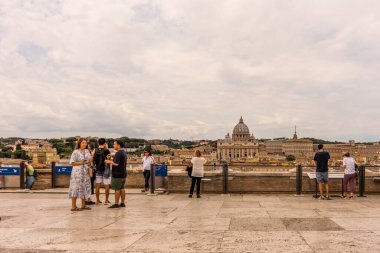 Roma, İtalya - 23 Haziran 2018: Aziz Peter Kilisesi Roma, İtalya 'da Sant Angelo kalesine baktı