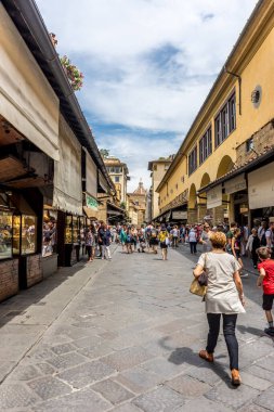 Floransa, İtalya - 25 Haziran 2018: İtalya 'nın Floransa kentindeki Arno Nehri üzerindeki Ponte Vecchio köprüsünde yürüyen turistler