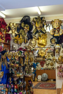 Venedik, İtalya - 30 Haziran 2018: Venedik, İtalya 'da bir mağazada renkli Venedik maskesi sergileniyor