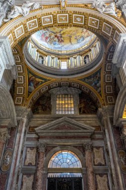 Vatikan Şehri, İtalya - 23 Haziran 2018: Vatikan 'da Aziz Peter Bazilikası' nın tavan kubbesindeki dekorasyon