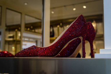 Venedik, İtalya - 01 Temmuz 2018: Jimmy Choo ayakkabıları Venedik, İtalya 'da sergileniyor