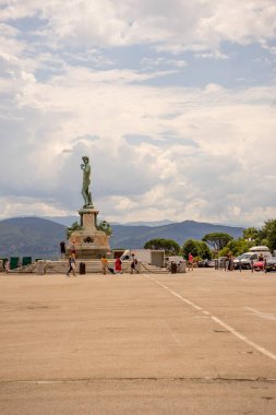 Florence, İtalya - 25 Haziran 2018: Michelangelo David 'in Floransa' daki Piazzale Michelangelo Meydanı 'ndaki heykelinin turistleri