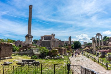 Roma, İtalya - 24 Haziran 2018: Roma 'daki Roma Forumundaki antik kalıntılar, Palatine Tepesi