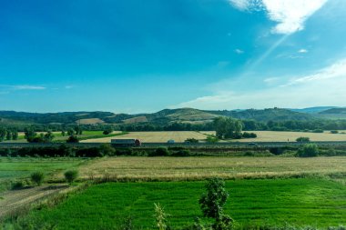 Roma, İtalya - 25 Haziran 2018: Bir göl köprüsünün üzerindeki otoyolda trafik