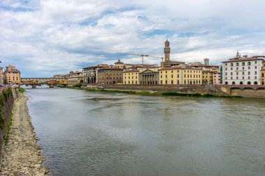 Floransa, İtalya - 25 Haziran 2018: Floransa, İtalya 'daki Arno Nehri üzerindeki Ponte Vecchio