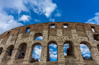 Roma, İtalya - 23 Haziran 2018: Flavian Amfitiyatrosu olarak da bilinen Büyük Roma Kolezyumu Cephesi (Kolezyum, Colosseo)