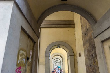 Floransa, İtalya - 25 Haziran 2018: İtalya 'nın Floransa kentindeki Arno Nehri üzerindeki Ponte Vecchio yakınlarındaki Vasari Koridoru