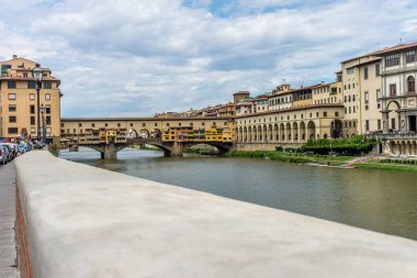 Floransa, İtalya - 25 Haziran 2018: Floransa, İtalya 'daki Arno Nehri üzerindeki Ponte Vecchio