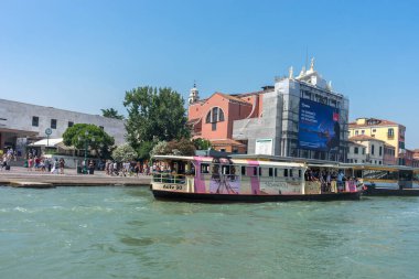 Venedik, İtalya - 30 Haziran 2018: Venedik, İtalya 'da Santa Lucia istasyonu yakınlarındaki bir taksi teknesinde insanlar