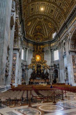 Vatikan Şehri, İtalya - 23 Haziran 2018: Vatikan 'daki St. Peter Meydanı' nda Aziz Petrus Bazilikasının iç mekanları