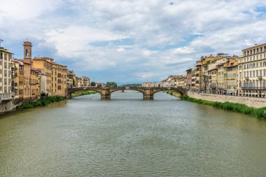 Floransa, İtalya - 25 Haziran 2018: Floransa, İtalya 'da Arno nehri üzerindeki köprü