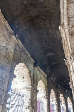 Roma, İtalya - 23 Haziran 2018: Roma Kolezyumu 'nun (Kolezyum, Colosseo) girişindeki geçit tavanı, Flavius Amfitiyatrosu olarak da bilinir. Ünlü dünya simgesi. Manzaralı şehir manzarası.