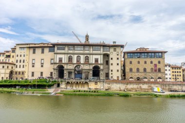Floransa, İtalya - 25 Haziran 2018: Floransa, İtalya 'daki Arno nehri üzerindeki Uffizi Galerisi