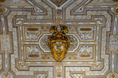 Vatikan Şehri, İtalya - 23 Haziran 2018: Vatikan 'daki Aziz Petrus Bazilikası' nın tavanında dekorasyon