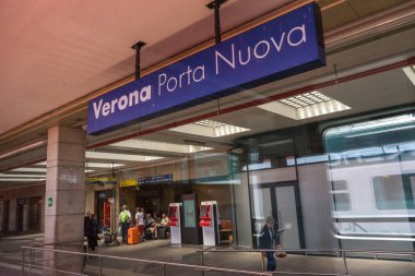 Verona, İtalya - 30 Haziran 2018: Verona İtalya 'daki tren istasyonu